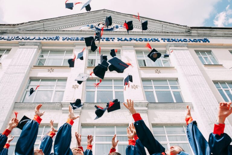 5 scholarships to study abroad: UK, US and Canada